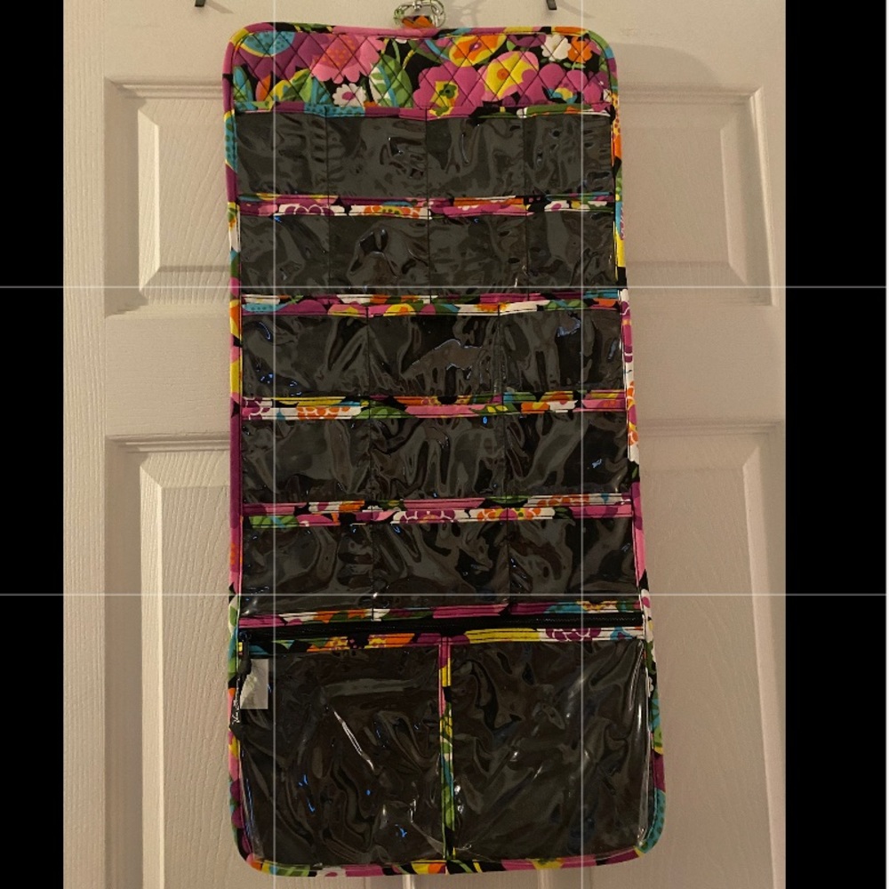 💟𝐕𝐄𝐑𝐀 𝐁𝐑𝐀𝐃𝐋𝐄𝐘 hanging jewelry organizer